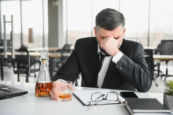 Alkoholizm Pracy Zmęczony Pracownik Pijący Alkohol Miejscu Pracy Nie Radzi — Zdjęcie stockowe