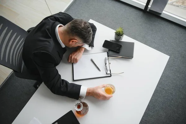 Närbild Stressad Affärsman Som Håller Ett Glas Whisky Han Sover — Stockfoto
