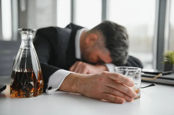 Primer Plano Del Empresario Estresado Sosteniendo Vaso Whisky Que Duerme — Foto de Stock