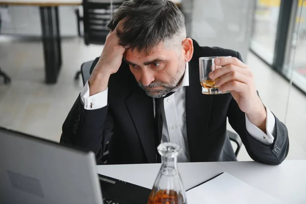 Γέρος Επιχειρηματίας Πίνει Αλκοόλ Στο Γραφείο — Φωτογραφία Αρχείου