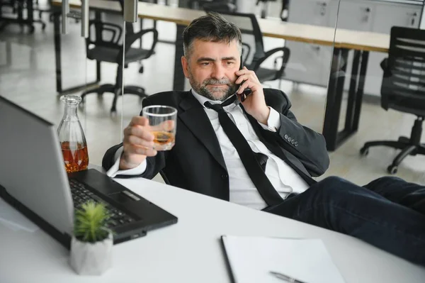 Yaşlı işadamı stresten içiyor