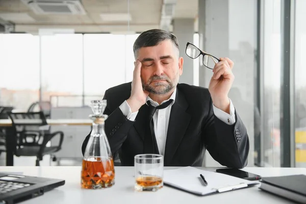 Gammal Manlig Anställd Dricker Alkohol Arbetsplatsen — Stockfoto