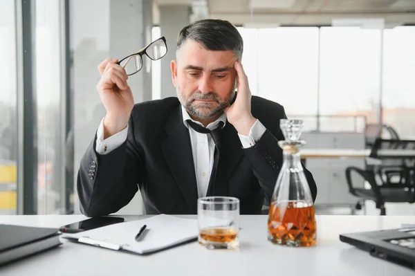 Alcoholism Work Tired Employee Drinking Alcohol Workplace Can Handle Stress — Photo
