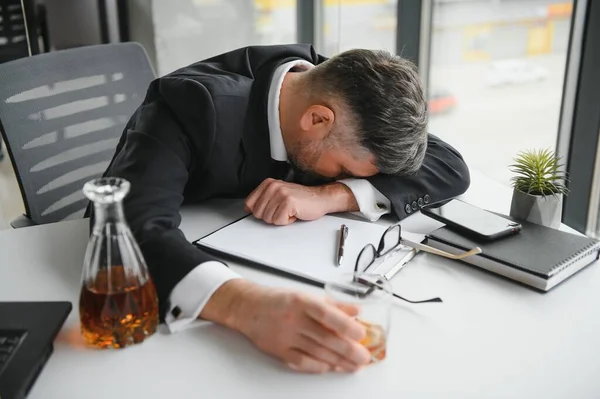Alcoholismo Trabajo Empleado Cansado Beber Alcohol Lugar Trabajo Puede Manejar —  Fotos de Stock