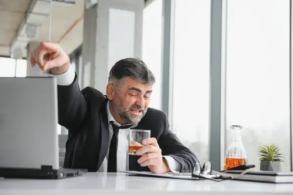 Alcoolismo Trabalho Empregado Cansado Beber Álcool Local Trabalho Não Pode — Fotografia de Stock