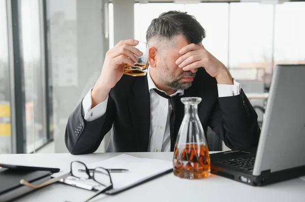 Stary Biznesmen Pijący Stresu — Zdjęcie stockowe