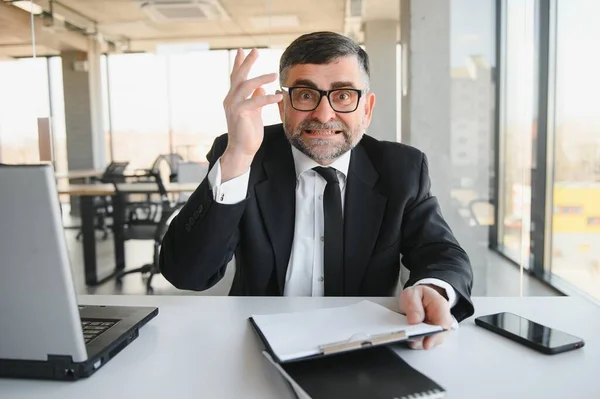 Homem Negócios Irritado Com Documento Gritando Com Alguém — Fotografia de Stock