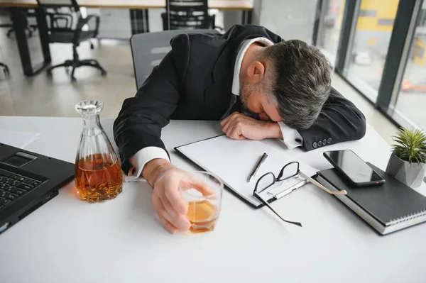 Közelkép Egy Stresszes Üzletemberről Aki Egy Pohár Whiskyt Tart Kezében — Stock Fotó