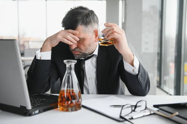 Vecchio Dipendente Maschio Che Beve Alcol Sul Posto Lavoro — Foto Stock