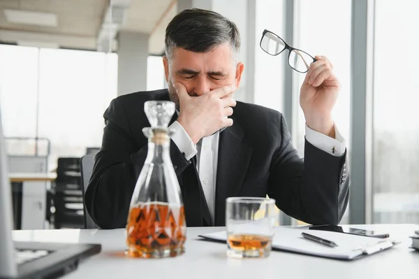 Γέρος Επιχειρηματίας Πίνει Αλκοόλ Στο Γραφείο — Φωτογραφία Αρχείου