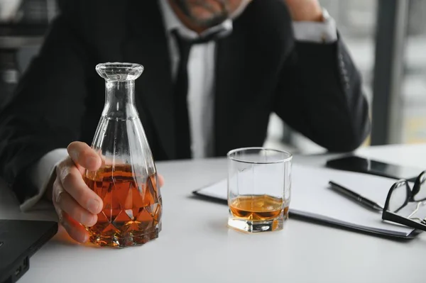 Alter Männlicher Mitarbeiter Trinkt Alkohol Arbeitsplatz — Stockfoto