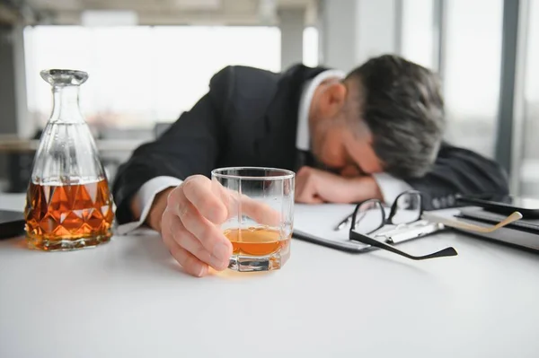 Alkoholizm Pracy Zmęczony Pracownik Pijący Alkohol Miejscu Pracy Nie Radzi — Zdjęcie stockowe