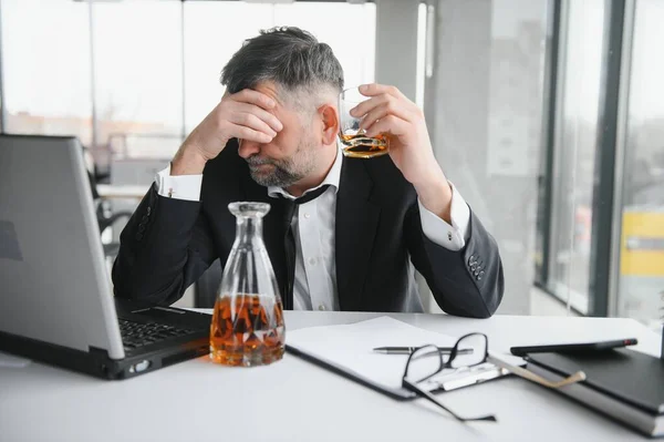 Alcoolismo Trabalho Empregado Cansado Beber Álcool Local Trabalho Não Pode — Fotografia de Stock