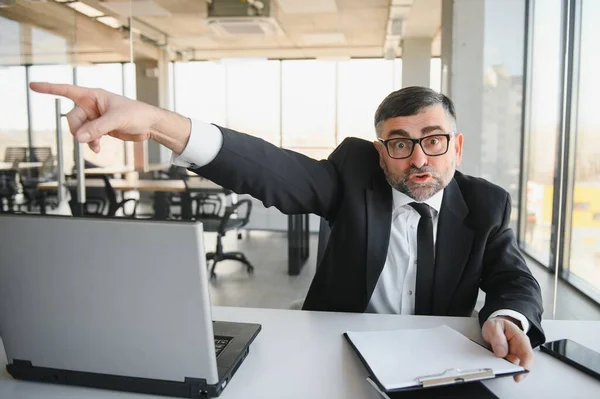 Homem Negócios Irritado Com Documento Gritando Com Alguém — Fotografia de Stock