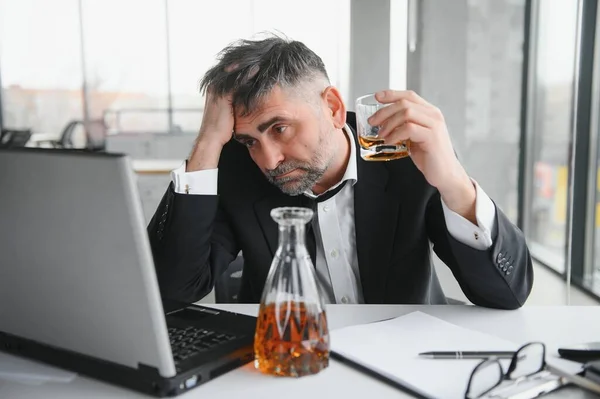 Gammal Manlig Anställd Dricker Alkohol Arbetsplatsen — Stockfoto