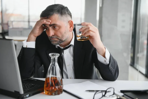 Stary Biznesmen Pijący Stresu — Zdjęcie stockowe