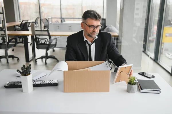 Taşınma konseptinde eski bir işadamı..