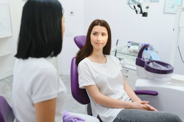 Güzel genç kadın diş hekimi ofisinde diş tedavisi olan
