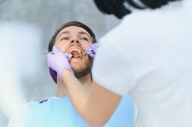 dişler diş hekimleri muayene olan adam.