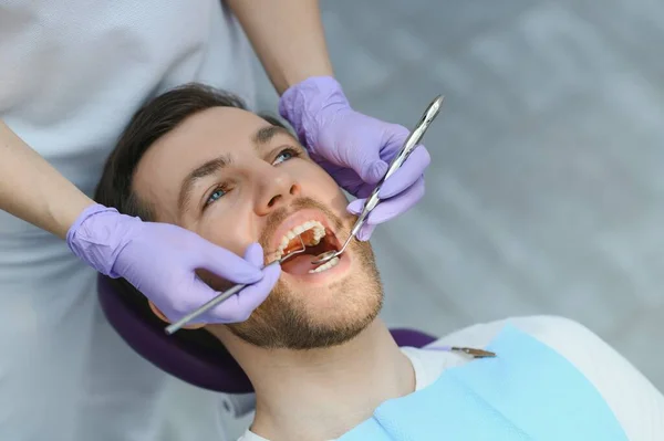 歯医者の若い男 歯のケア 歯の世話をする 背景のためのコピースペースを持つ画像 — ストック写真
