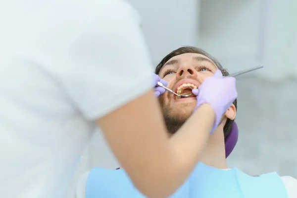 Junger Mann Beim Zahnarzt Zahnpflege Pflege Der Zähne Bild Mit — Stockfoto