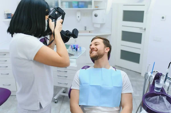 Koncepcja Opieki Dentystycznej Przystojny Młodzieniec Gabinecie Dentystycznym — Zdjęcie stockowe