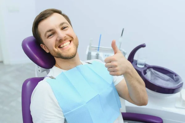Dişçideki Genç Adam Diş Bakımı Diş Bakımı Arkaplan Için Kopyalama — Stok fotoğraf