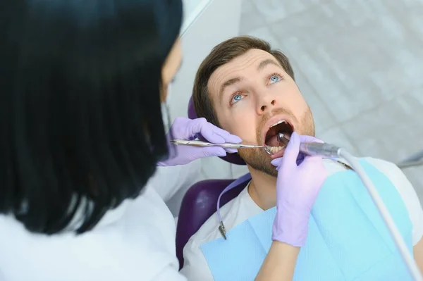 Hombre Visita Dentista Hermoso Paciente Sentado Silla Consultorio Del Dentista — Foto de Stock