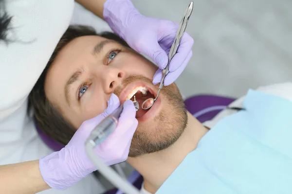 Parodontologie Nahaufnahme Eines Lächelnden Mannes Der Sich Der Stomatologischen Klinik — Stockfoto