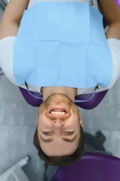 Mann Lässt Zähne Beim Zahnarzt Untersuchen — Stockfoto