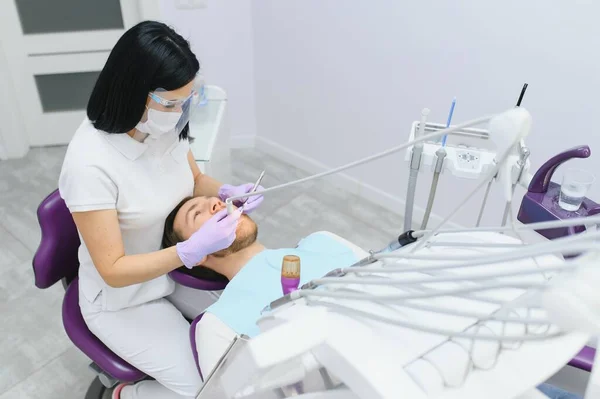 Conceito Cuidados Dentários Jovem Bonito Consultório Dentista — Fotografia de Stock
