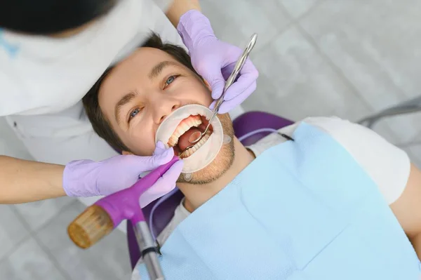 Hombre Visita Dentista Hermoso Paciente Sentado Silla Consultorio Del Dentista — Foto de Stock