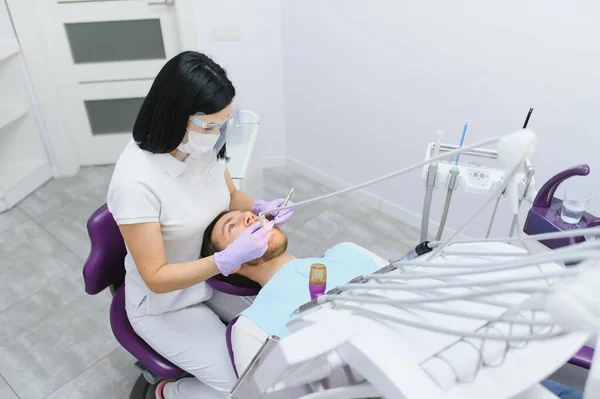 Zahnärztin Mit Männlicher Patientin Klinik — Stockfoto