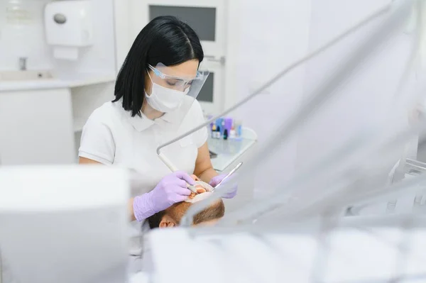 Człowiek Mający Wizytę Dentysty Przystojny Pacjent Siedzi Krześle Gabinecie Stomatologicznym — Zdjęcie stockowe