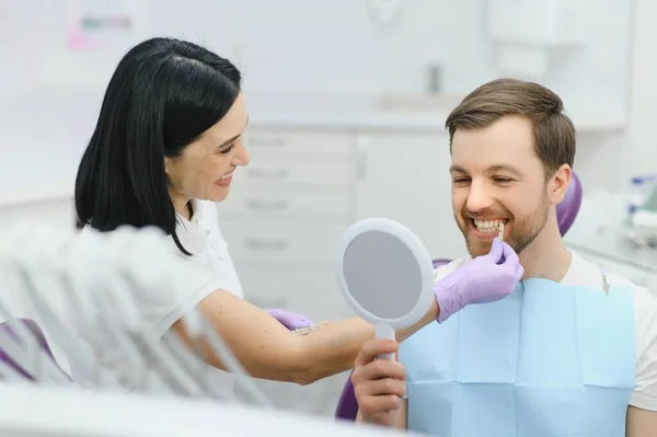 Dentiste Vérifie Sélectionne Couleur Des Dents Jeune Homme — Photo