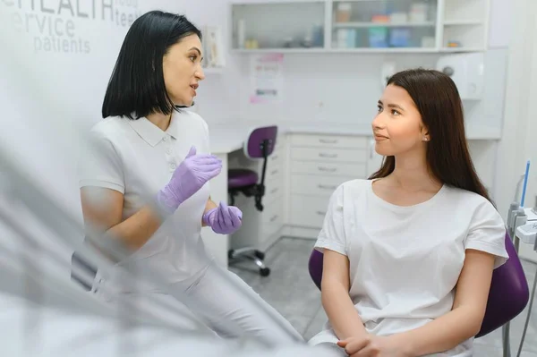 Människor Medicin Stomatologi Och Sjukvård Koncept Glad Kvinnliga Tandläkare Med — Stockfoto