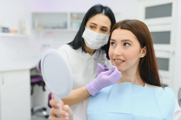 Dentista Verificando Selecionando Cor Dos Dentes Jovem — Fotografia de Stock