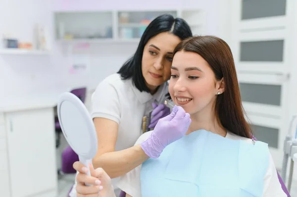 Jeune Femme Choisissant Couleur Des Dents Chez Dentiste — Photo