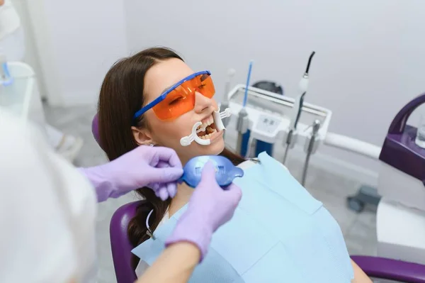 Image Jolie Jeune Femme Assise Dans Une Chaise Dentaire Centre — Photo