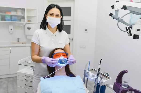 Zahnaufhellung Für Frauen Bleaching Der Zähne Zahnarztpraxis — Stockfoto