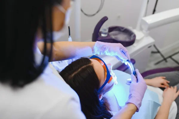 Pasien Perempuan Klinik Gigi Lampu Pemutih Gigi Dengan Komposisi Fotopolimer — Stok Foto