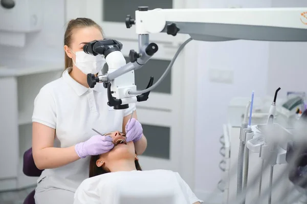 Profesjonalny Dentysta Badania Pacjenta Mikroskopu Urzędzie — Zdjęcie stockowe