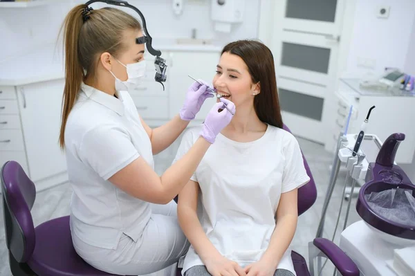 Mooie Jonge Vrouw Met Tandheelkundige Behandeling Het Kantoor Van Tandarts — Stockfoto