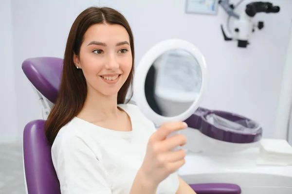 Όμορφη Κοπέλα Στον Οδοντίατρο Χρησιμοποιεί Έναν Καθρέφτη Για Κοιτάξει Μέσα — Φωτογραφία Αρχείου
