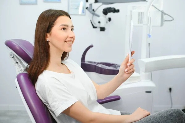 Kobieta Spogląda Lustro Uśmiecha Się Kontroli Gabinecie Dentystycznym — Zdjęcie stockowe