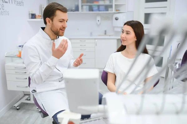 Ludzie Medycyna Stomatologia Opieki Zdrowotnej Koncepcja Pacjenta Kobieta Rozmawia Dentysta — Zdjęcie stockowe