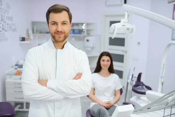 Männlicher Zahnarzt Einem Raum Mit Medizinischem Gerät Und Patient Hintergrund — Stockfoto
