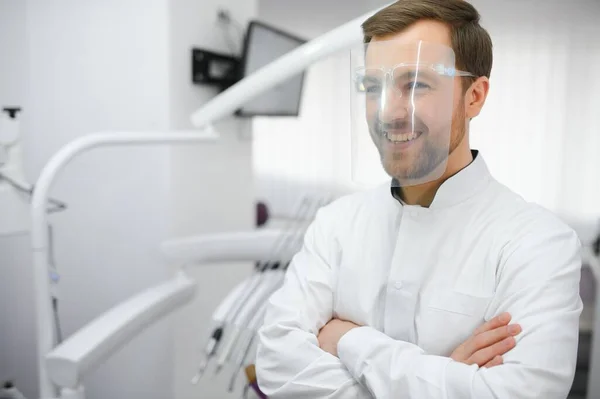 Joven Dentista Masculino Clínica — Foto de Stock