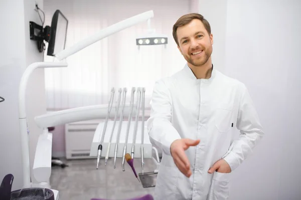 Atrakcyjne Męski Dentysta Lekarzy Biały Fartuch Laboratoryjny Pozowanie Nowoczesnym Gabinecie — Zdjęcie stockowe