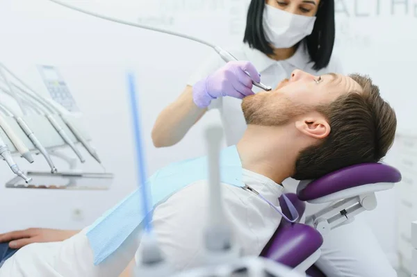 Homme Ayant Des Dents Examinées Chez Dentiste — Photo